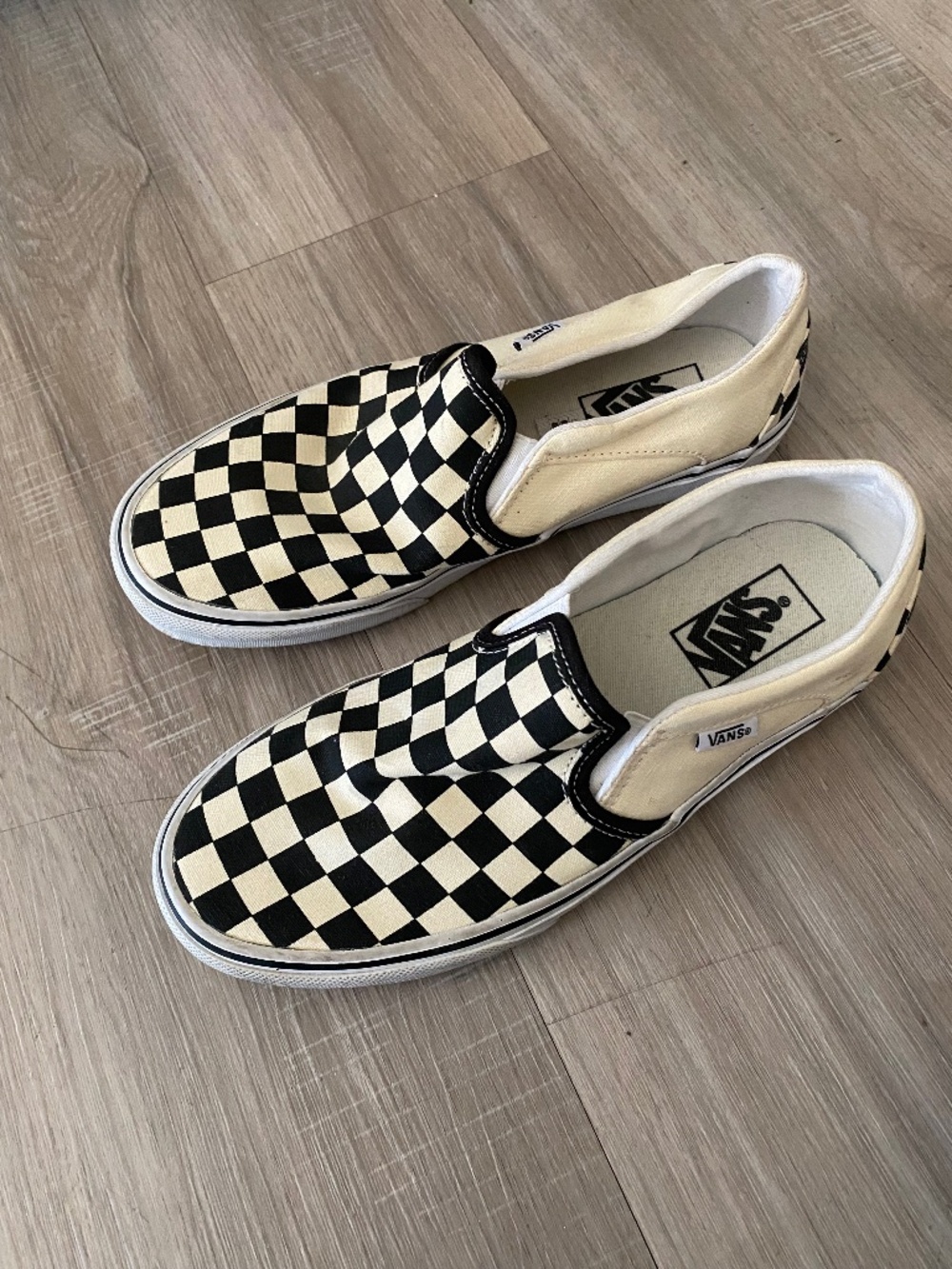 women's size 8 slip on checkered vans never worn